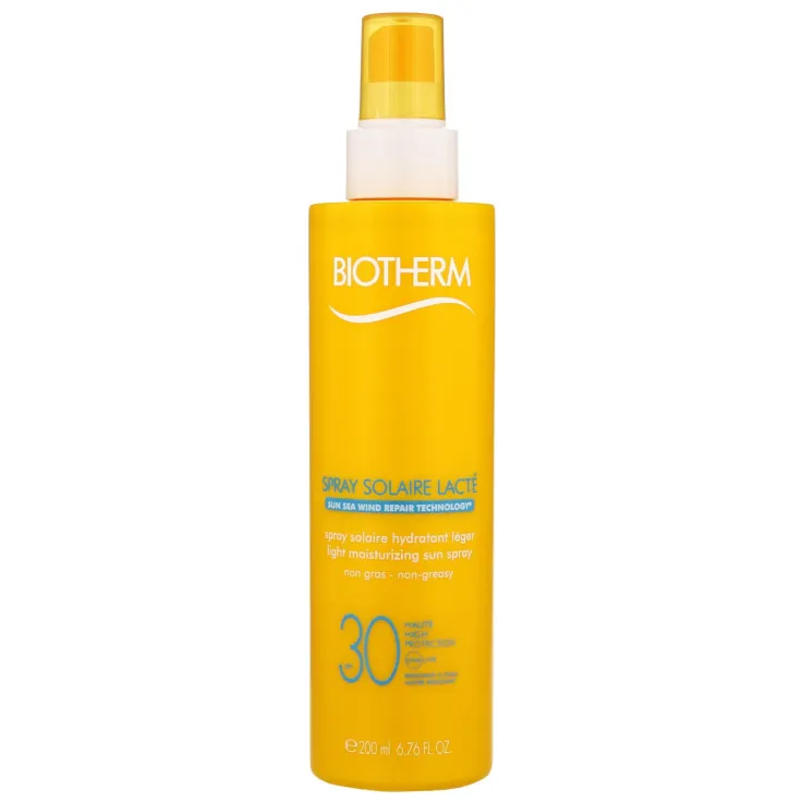Spray Solaire Lacte Ultra-Light Sun Spray SPF30 by Biotherm, the best French sunscreen for the beach.